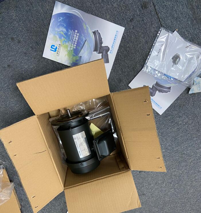 东芝 三相异步电动机 型号：IKH-FCKLK8G3.jpg